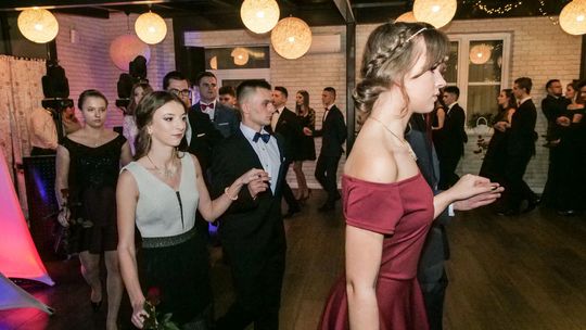 Studniówka 2019 ZS Energetycznych w Lublinie. Maturzyści z czarnymi wstążkami [zdjęcia]