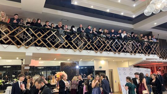 Studniówka II LO w Lubartowie. Zachwycający polonez Studniówka II LO w Lubartowie. Zachwycający polonez