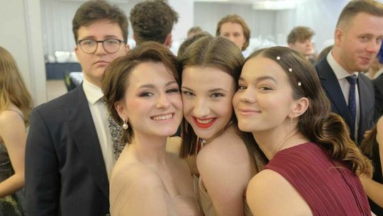 Studniówka III Liceum Ogólnokształcącego im. Unii Lubelskiej w Lublinie. Polonez i pozowanie do zdjęć