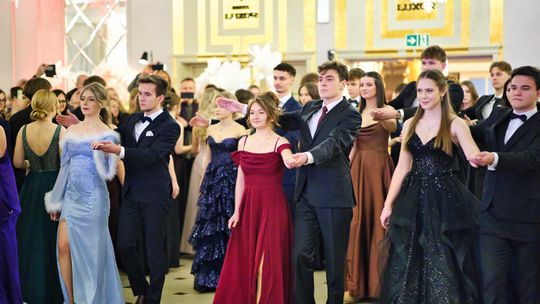 Studniówka pełna elegancji i dobrej zabawy. Bal maturzystów Sobieskiego w Lublinie
