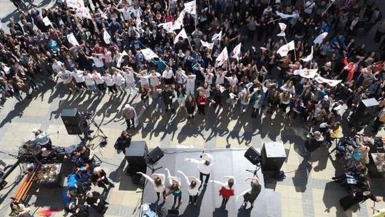 Studniówka Światowych Dni Młodzieży. Tłumy zatańczyły pod Ratuszem (zdjęcia)
