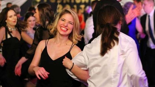 Studniówka w II LO w Puławach. Wszyscy tańczą YMCA! (wideo, zdjęcia)