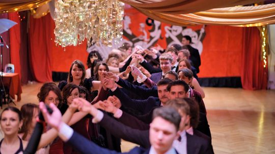 Tegoroczny bal studniówkowy maturzystów Plastyka, zgodnie z wieloletnią tradycją, odbył się w murach szkoły, która na ten jeden wieczór całkowicie zmieniła swoje oblicze