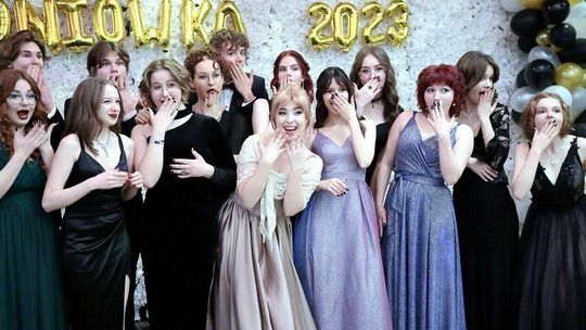 Studniówka XXX LO im. ks. Jana Twardowskiego w Lublinie. Maturzyści pozują jak mało kto 