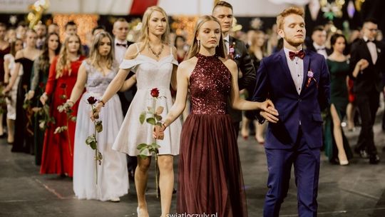 Studniówki 2019. II LO w Zamościu bawiło się w hali OSiR [zdjęcia]