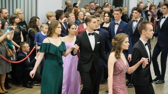 Studniówki 2020. Uczniowie "Biskupiaka" po raz pierwszy bawili się poza szkołą