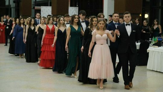 Studniówki 2022. Maturzyści V Liceum Ogólnokształcącego w Lublinie zatańczyli poloneza [zdjęcia]