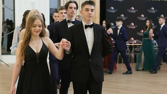 Studniówki 2024. Uczniowie VI LO w Lublinie bawili się w Szczerym polu