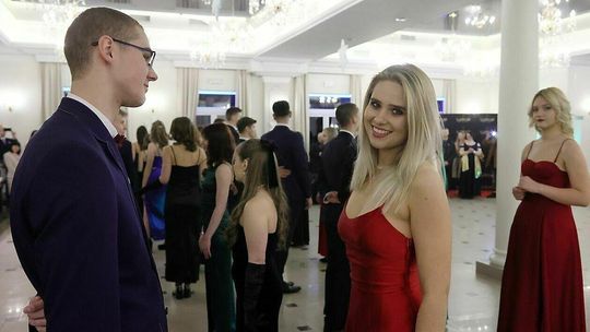 Studniówki 2024. Uczniowie VII LO już odtańczyli poloneza