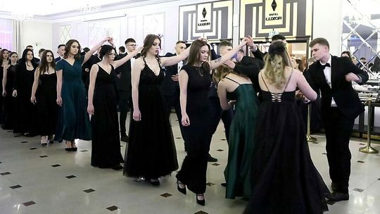 Studniówki 2024. Uczniowie Zespołu Szkół Transportowo-Komunikacyjnych tę noc zapamiętają na długo!