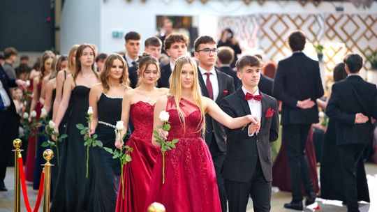 Studniówkowy bal pełen wrażeń. Maturzyści „Piątki” bawili się do rana