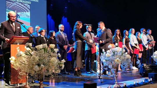 Stypendia i finansowe nagrody. Prezydent docenił sportowców