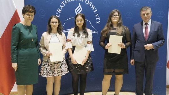 Stypendyści premiera i ministra edukacji narodowej otrzymali dyplomy od wojewody lubelskiego [zdjęcia]