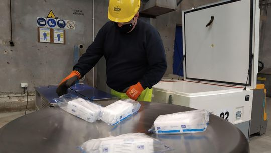 Suchy lód od puławskich Azotów pomaga mrozić szczepionki przeciwko COVID-19