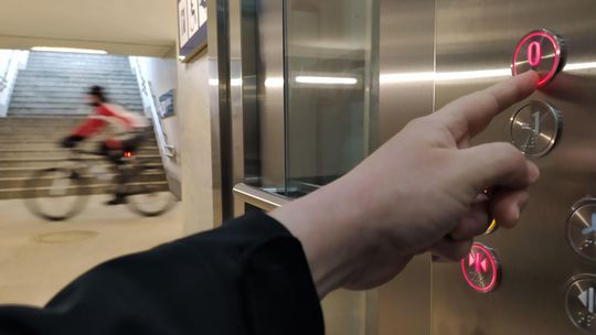 Sukces. Nieruchoma winda na przystanku Lublin Zachodni jeździ. W górę i w dół