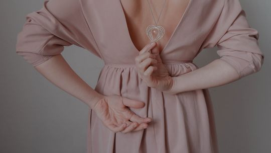 Sukienka na wesele 2025 – czym kierować się podczas wyboru?