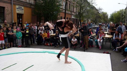 Sumo i kapsle na 1 Maja. Ulica należy do nas