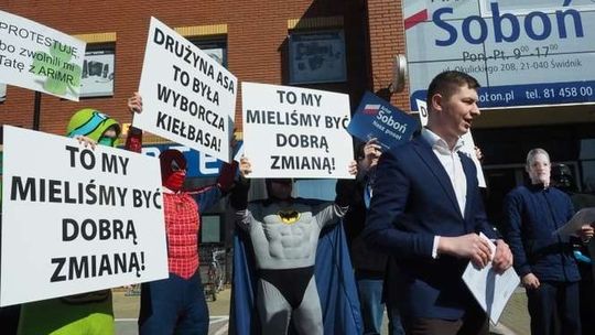 Superbohaterowie i cebularze. Działacze PSL odwiedzili posła PiS