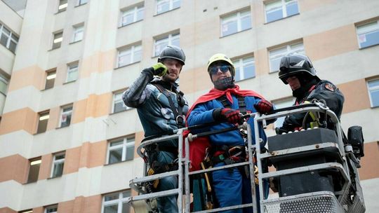 Superman myje okna i rozmawia z pacjentami