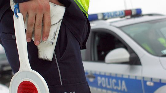 Suszeń: Kompletnie pijany kierowca dachował. Z auta wypadł granat