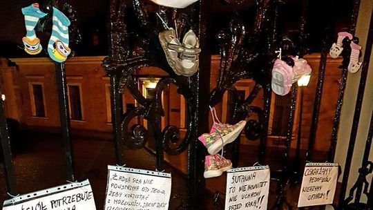 "Sutanna nie immunitet". Powiesili dziecięce buty na bramie kurii w Lublinie