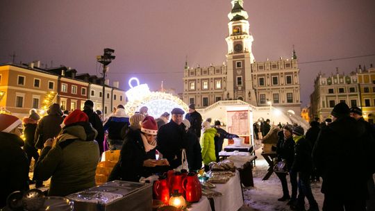 Suto zastawione stoły na miejskich wigiliach 