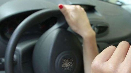 Suzuki jechało od krawężnika do krawężnika. Kobieta po drodze piła wino