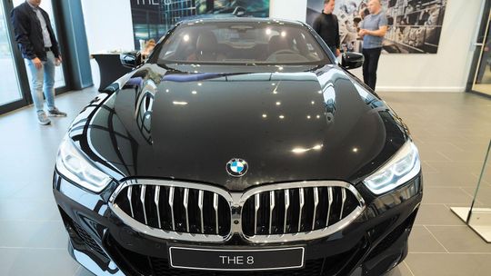 Swarovski i kilka innych gadżetów w ekstrawaganckim BMW serii 8 Coupé [wideo]