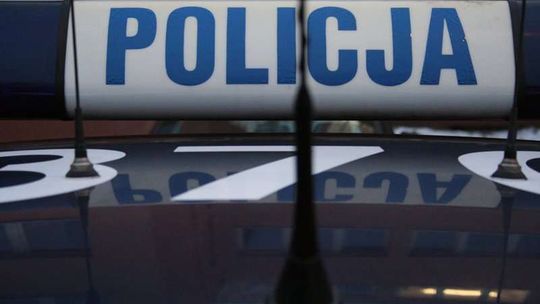 Swastyki zrobione z naklejek. Odpowiedzą za propagowanie faszyzmu