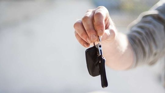 Świadek dziwnego zachowania kierowcy zabrał mu kluczyki. Po chwili mężczyzna zasnął