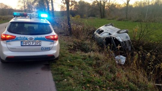 Świadek zobaczył leżący w rowie samochód. Kierowca przeżył