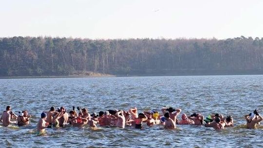 Świąteczna kąpiel w Zalewie Zemborzyckim