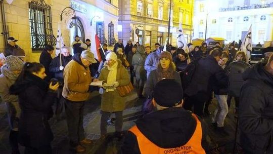 Świąteczne protesty podzieliły KOD. "Debilne wystawanie pod biurami PiS"