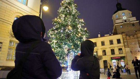 Świąteczny Lublin w pełnej krasie. Choinka i iluminacje już rozświetlają miasto