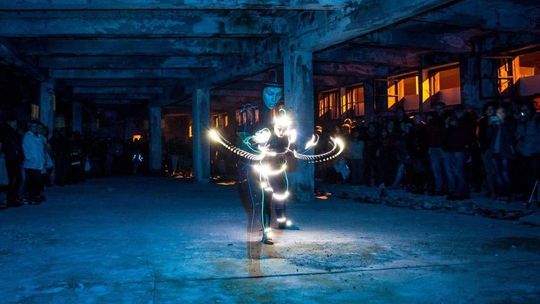 Światło i taniec w Galerii Labirynt