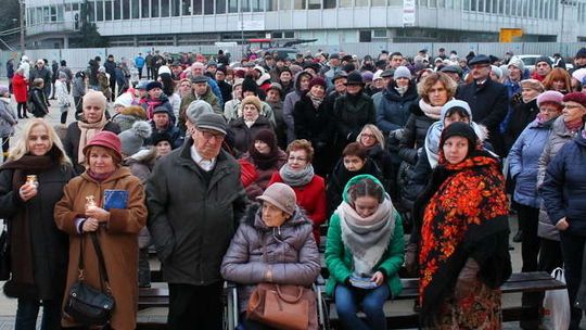 Światło pokoju, kolędy i życzenia. Miejska Wigilia w Puławach [zdjęcia]