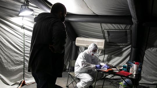 Światowa Organizacja Zdrowia: Nastąpił najwyższy wzrost liczby zakażeń od początku epidemii