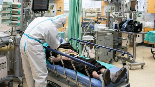 Światowa Organizacja Zdrowia ogłasza "naukowy przełom" w poszukiwaniu lekarstwa na COVID-19