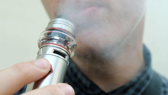 Światowa Organizacja Zdrowia ostrzega przed e-papierosami. Polscy lekarze biją na alarm