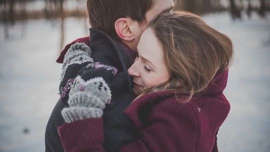 Światowa Organizacja Zdrowia radzi: Nie przytulajcie się podczas świąt