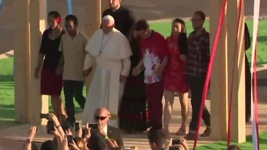 Światowe Dni Młodzieży: Papież Franciszek przeszedł przez Bramę Miłosierdzia i czuwał wraz z młodymi w Brzegach