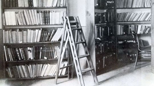 Światowy Dzień Książki i Praw Autorskich. Historia regałowa