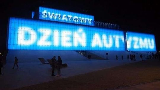 Światowy Dzień Świadomości Autyzmu: Budynek CSK świeci na niebiesko