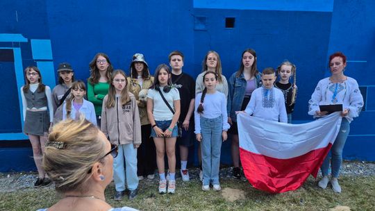 Światowy Dzień Uchodźcy w Lublinie: Mural i niebieskie światło solidarności 