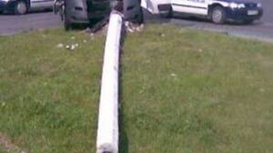 Świdnik: Dostawczy fiat ściął latarnię na rondzie