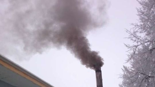 Świdnik: Mechanik palił w piecu zużytym olejem. Czarny dym kopcił z komina