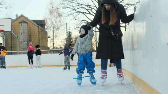 Świdnik. Można się już ślizgać na szkolnym lodowisku. Wypożyczalnia też działa