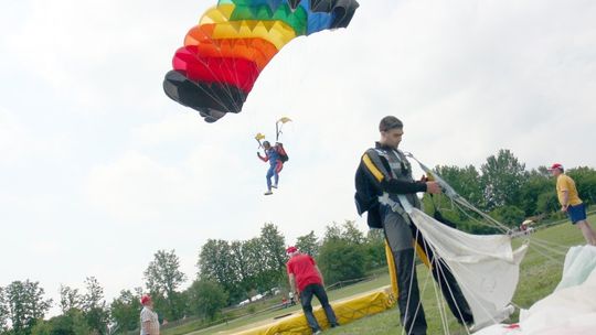 Świdnik patrzył w niebo. Zdjęcia z zawodów spadochronowych