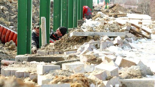 Świdnik: Położyli chodnik, a teraz go zrywają