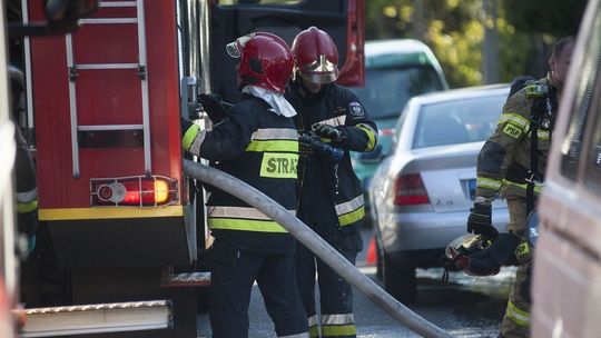 Świdnik: Pożar na terenie firmy zajmującej się naprawą pojazdów. 9 osób ewakuowanych